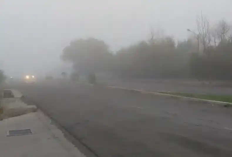La mañana mostraba zonas de densa neblina, sobre todo en las áreas suburbanas. Foto: Ilustración