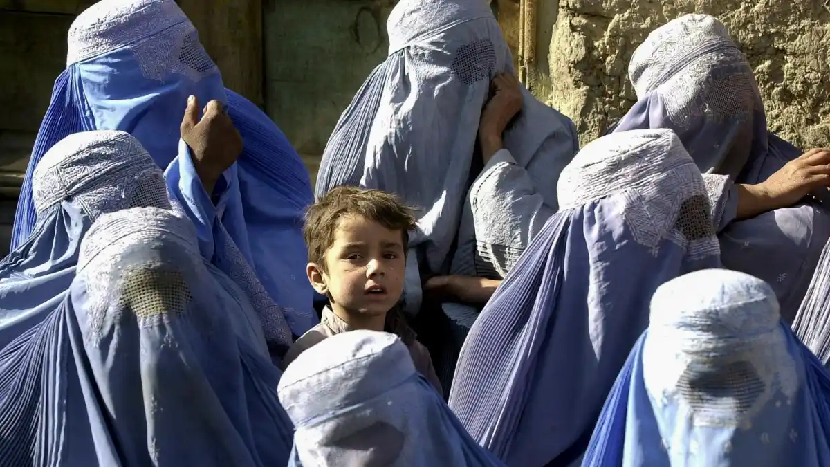 El Gobierno talibán cerró los salones de belleza para apartar a las mujeres de la vida pública