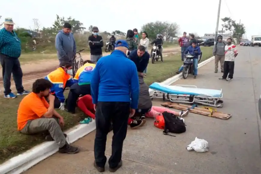 Iban cuatro en una moto y los chocaron dos veces en una misma esquina