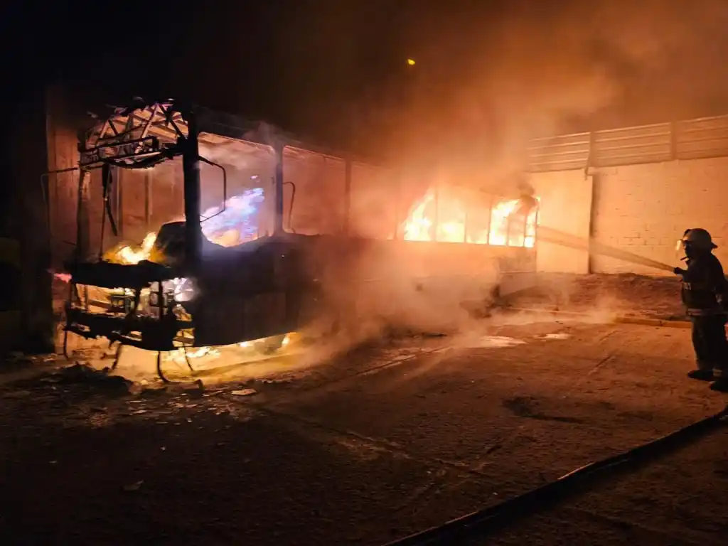 Los bomberos lograron que el fuego no se extienda a otras unidades.
