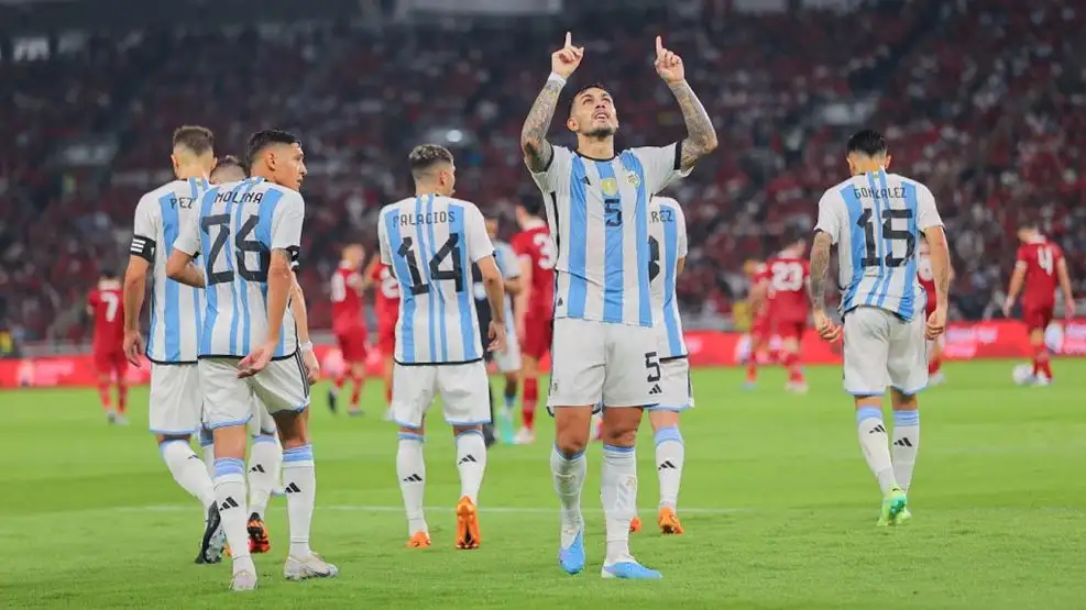 El mayor cambio del diseño es en el escudo de la AFA: el nuevo emblema estará a la altura del corazón, más angosto y con más presencia del color dorado.