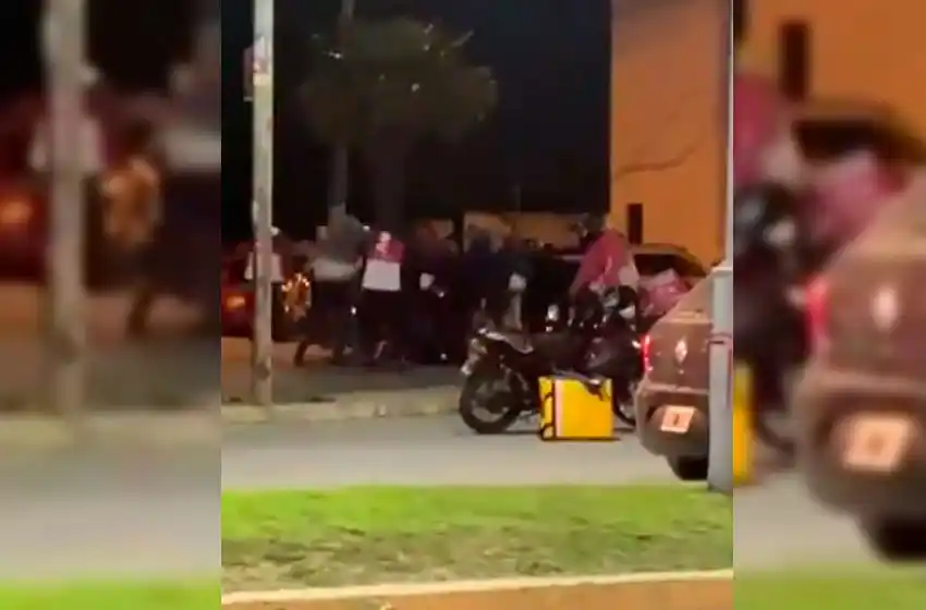 Batalla campal entre repartidores de Pedidos Ya en Constitución