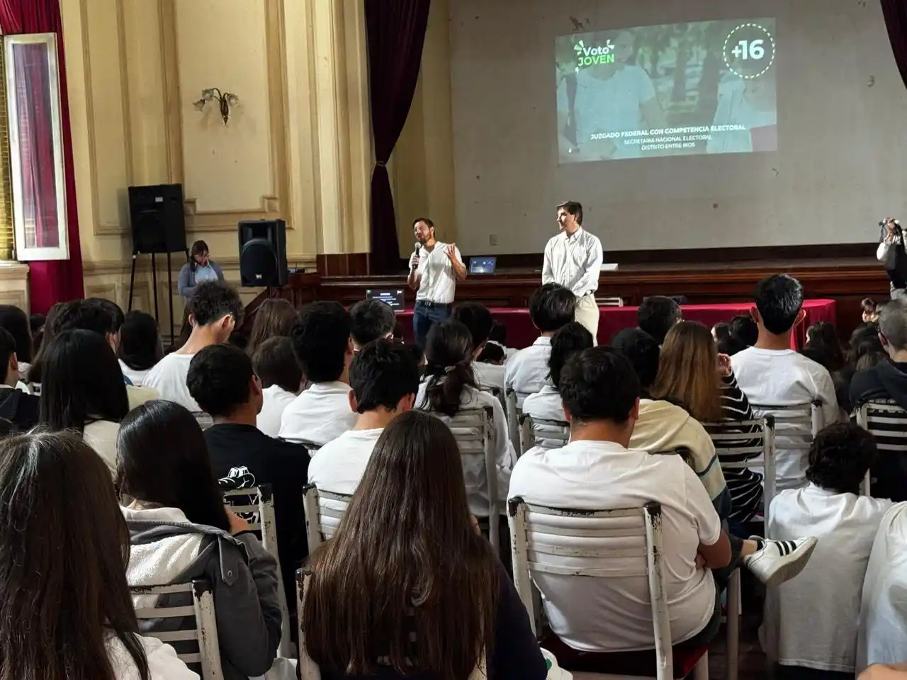Estudiantes de la Escuela Normal realizaron un simulacro electoral