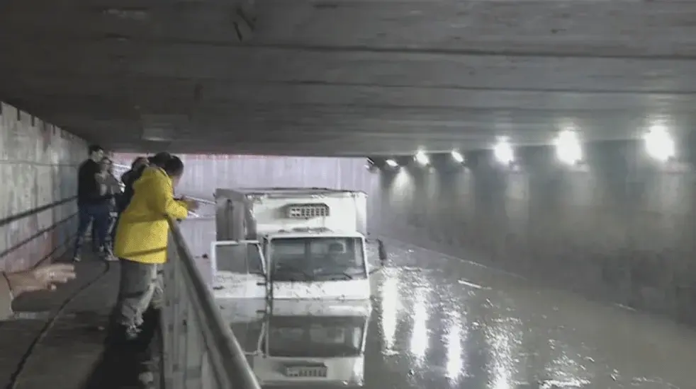 El camión en el túnel Matienzo inundado (7 de octubre de 2026)