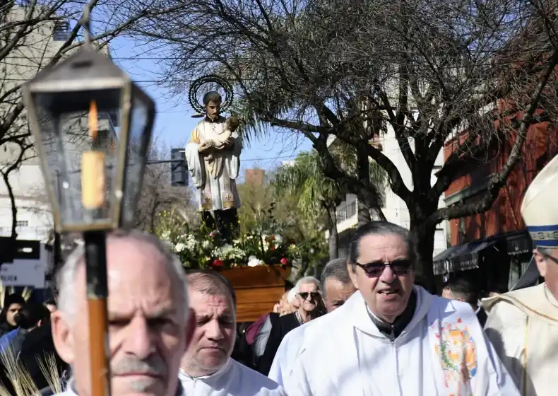 San Cayetano: en un año marcado por la crisis, los fieles peregrinaron hasta la plaza Libertad