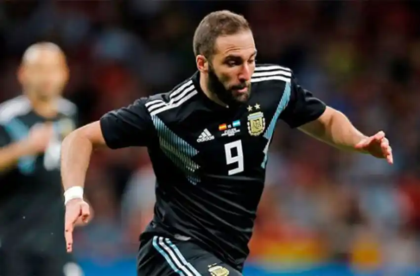 Higuaín le mandó un «abrazo» a todos