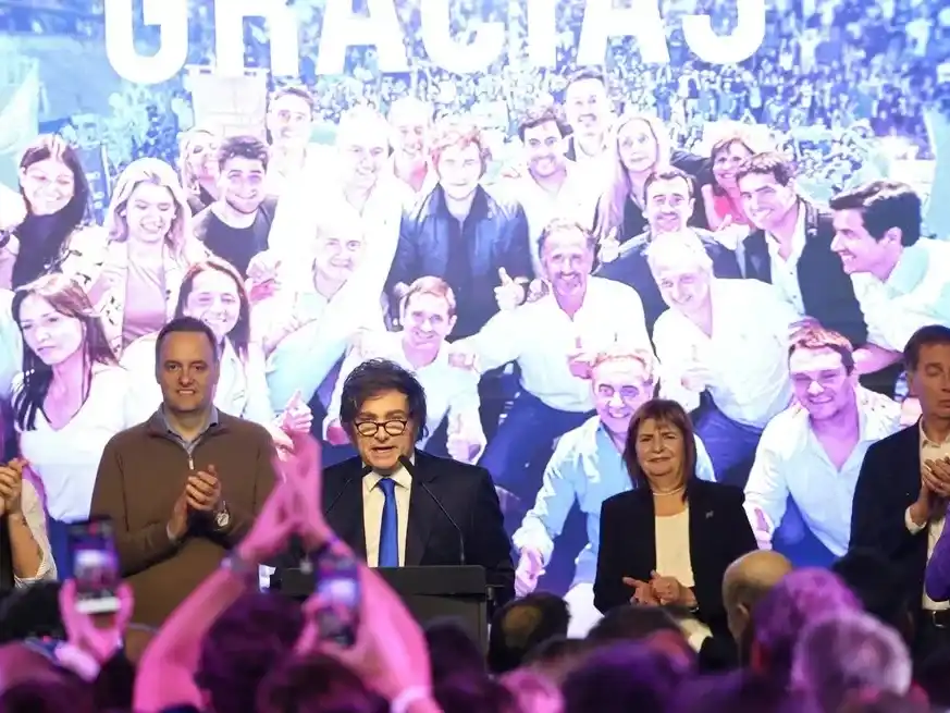 Además de los ganadores en las elecciones, este domigno estuvieron junto al Presidente los integrantes del "triángulo de hierro": Karina Milei y Santiago Caputo. Crédito: Reuters