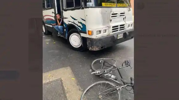 Autobús se saltó una luz roja en Chacao y atropelló a un ciclista (Video)