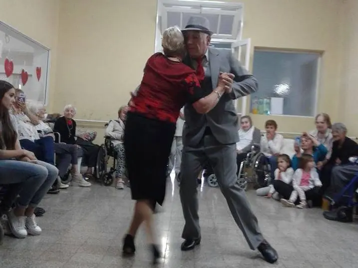 Tarde de tango en el geriátrico municipal