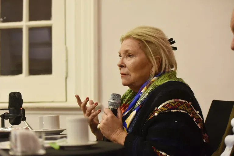 "Vas a terminar preso": el mensaje de Elisa Carrió a Luis Caputo por la crisis en el Garrahan