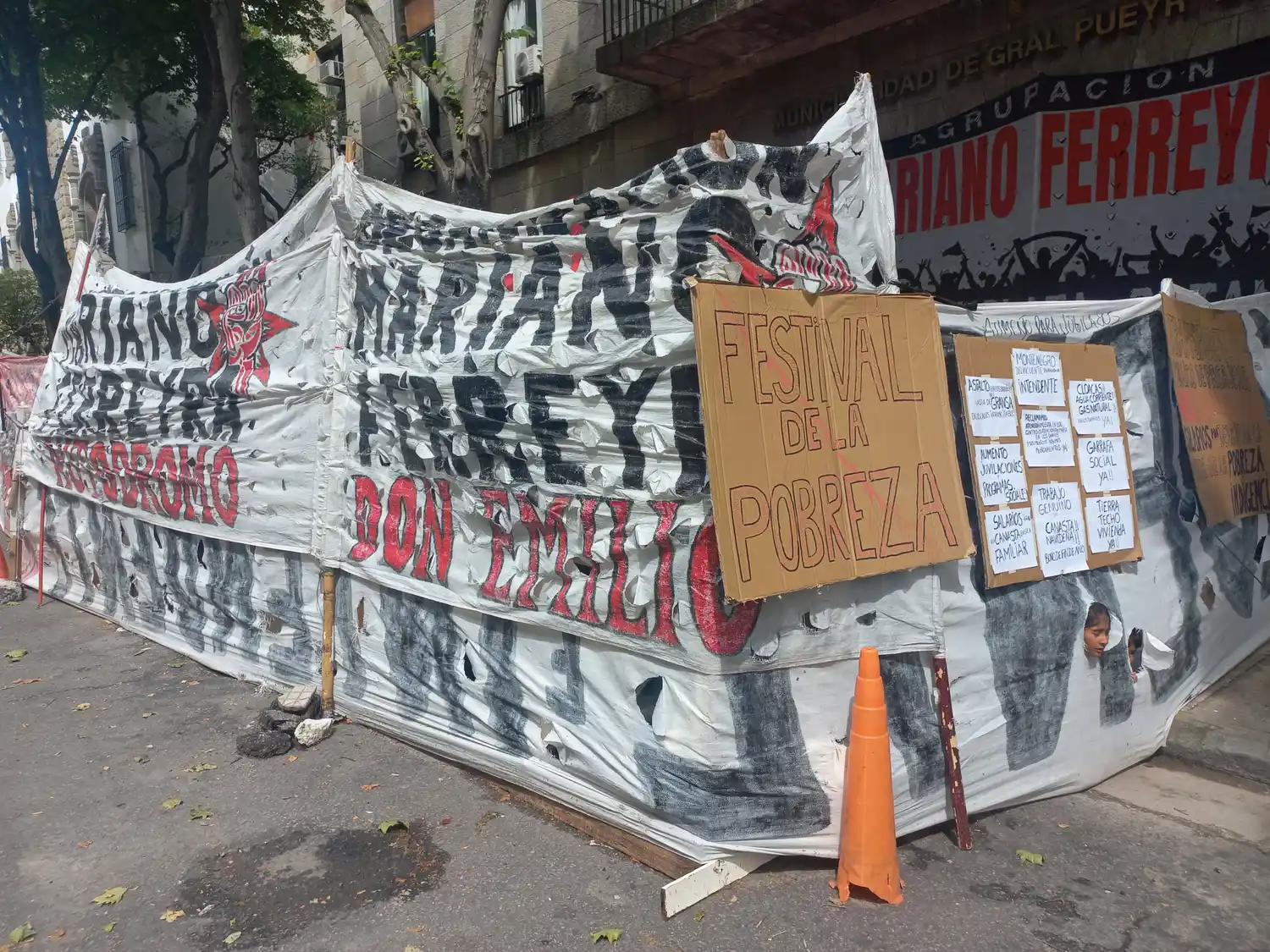 Organizaciones sociales continúan con el reclamo por asistencia alimentaria y canastas navideñas.