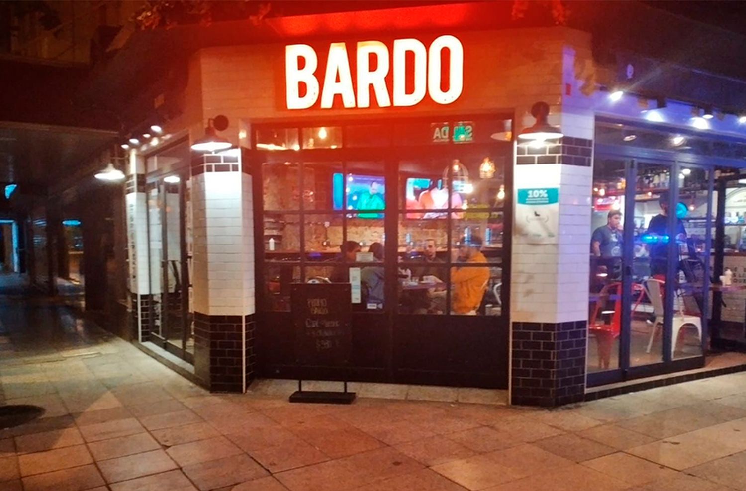 Borracho, rompió sillas y mesas de un bar céntrico