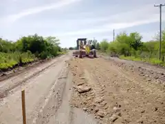 Llegó la brosa a González Calderón y avanzan las mejoras en los caminos