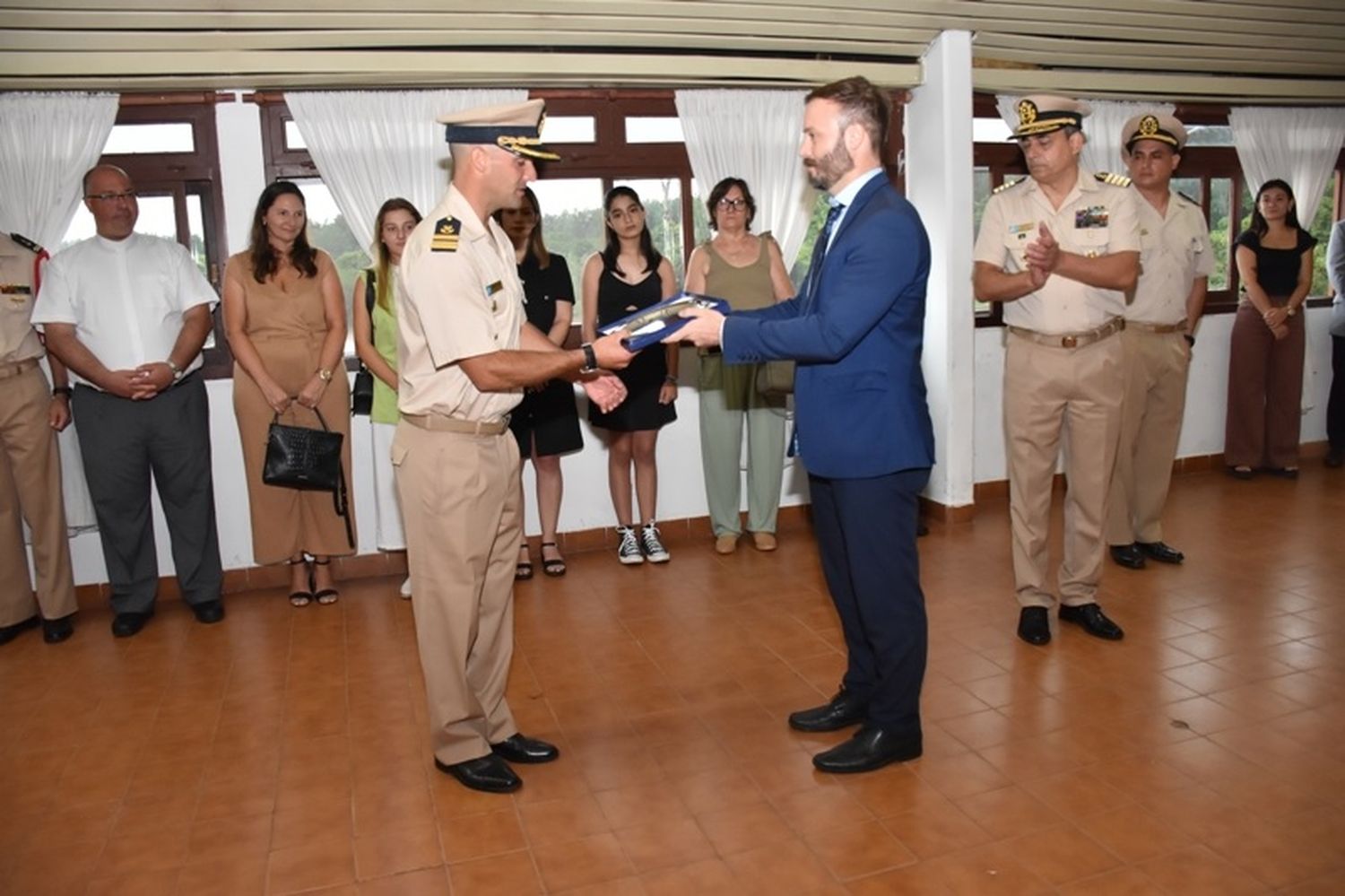 Azcué participó de la asunción del prefecto Andrés Leonardo Aguirre en Salto Grande