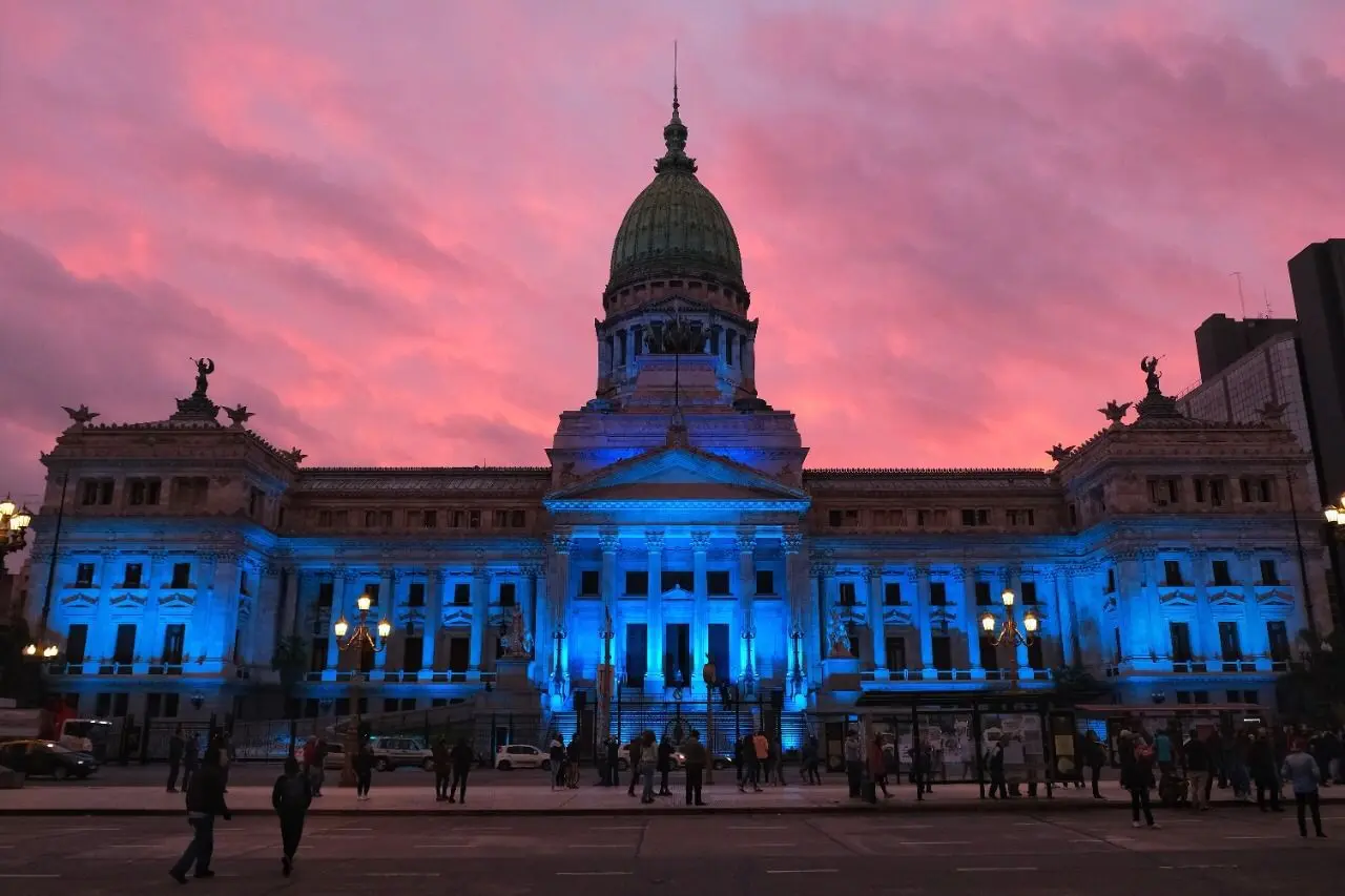 El Congreso se iluminó de azul por el Día Nacional de las Personas Sordas
