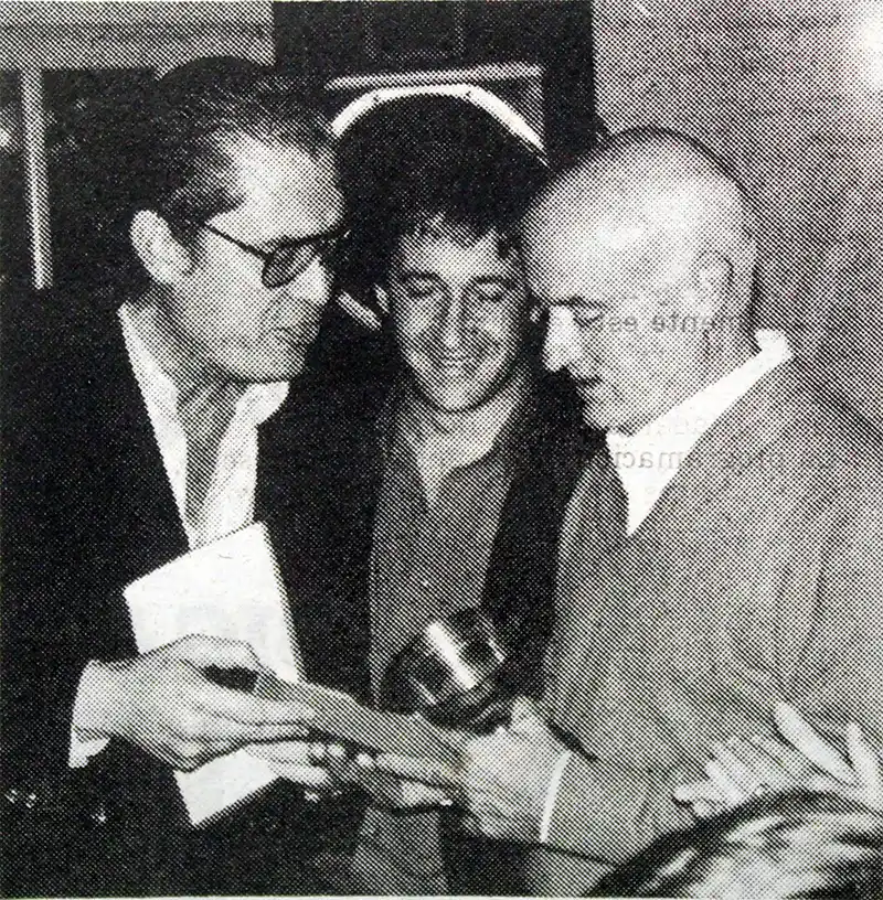 Ajedrez. Juan José Aloisi entregaba un recordatorio al ajedrecista Juan Carlos Obregoso