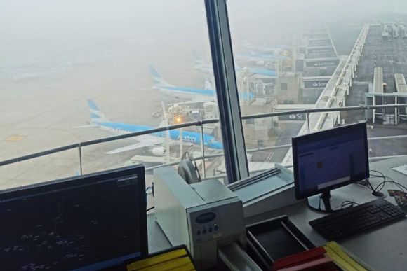 Densa niebla sobre Buenos Aires generó cancelaciones y desvíos en Aeroparque y Ezeiza