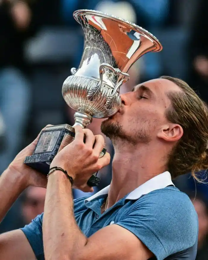 Alexander Zverev con el trofeo de Roma