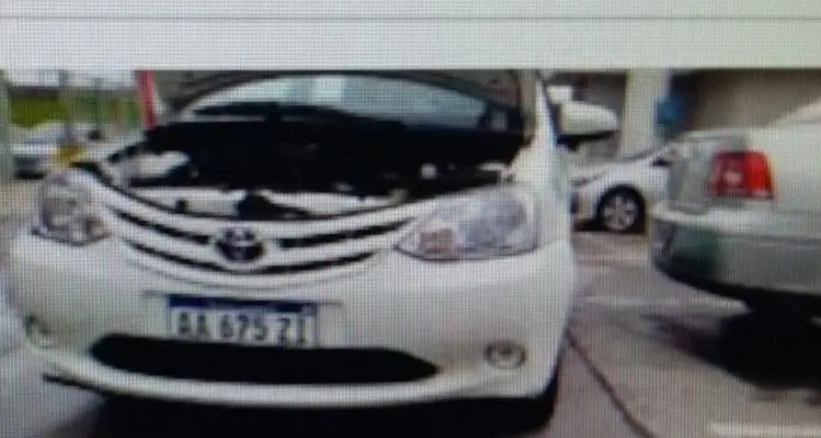 Fundieron un patrullero Etios de Inspección y derramaron pintura en otro