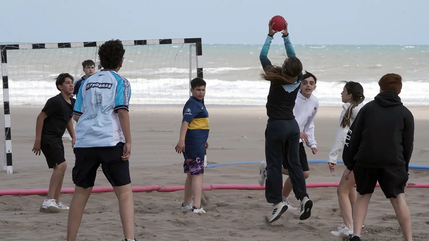En el balneario Tarsis. Los chicos juegan y practican varias disciplinas