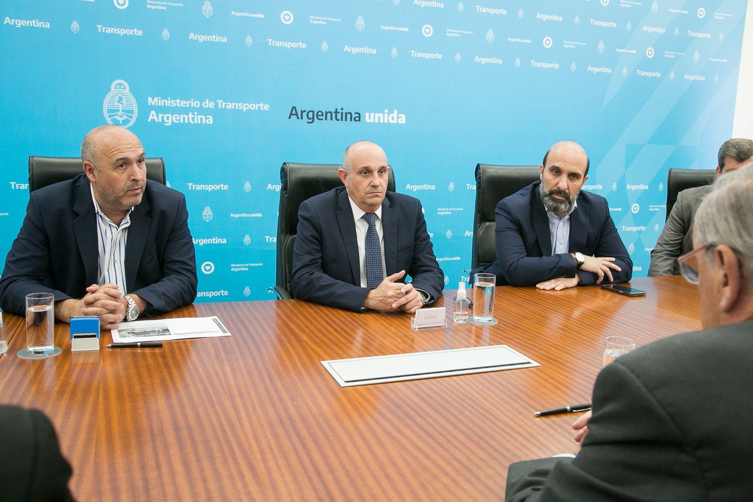 Tras la firma del convenio, aguardarán la licitación del transporte público para implementar la SUBE