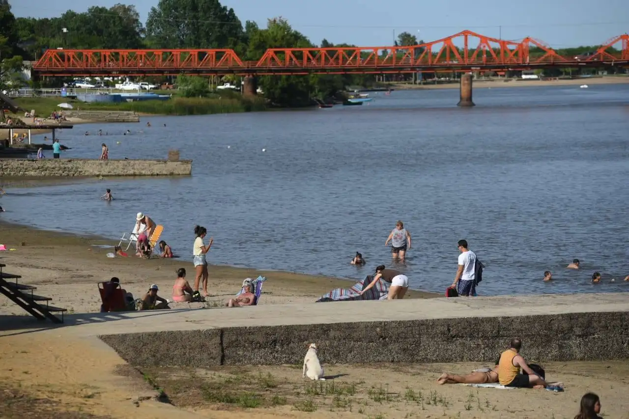 Viernes a pleno sol y calor en la ciudad, pero ¿cambia para el finde?