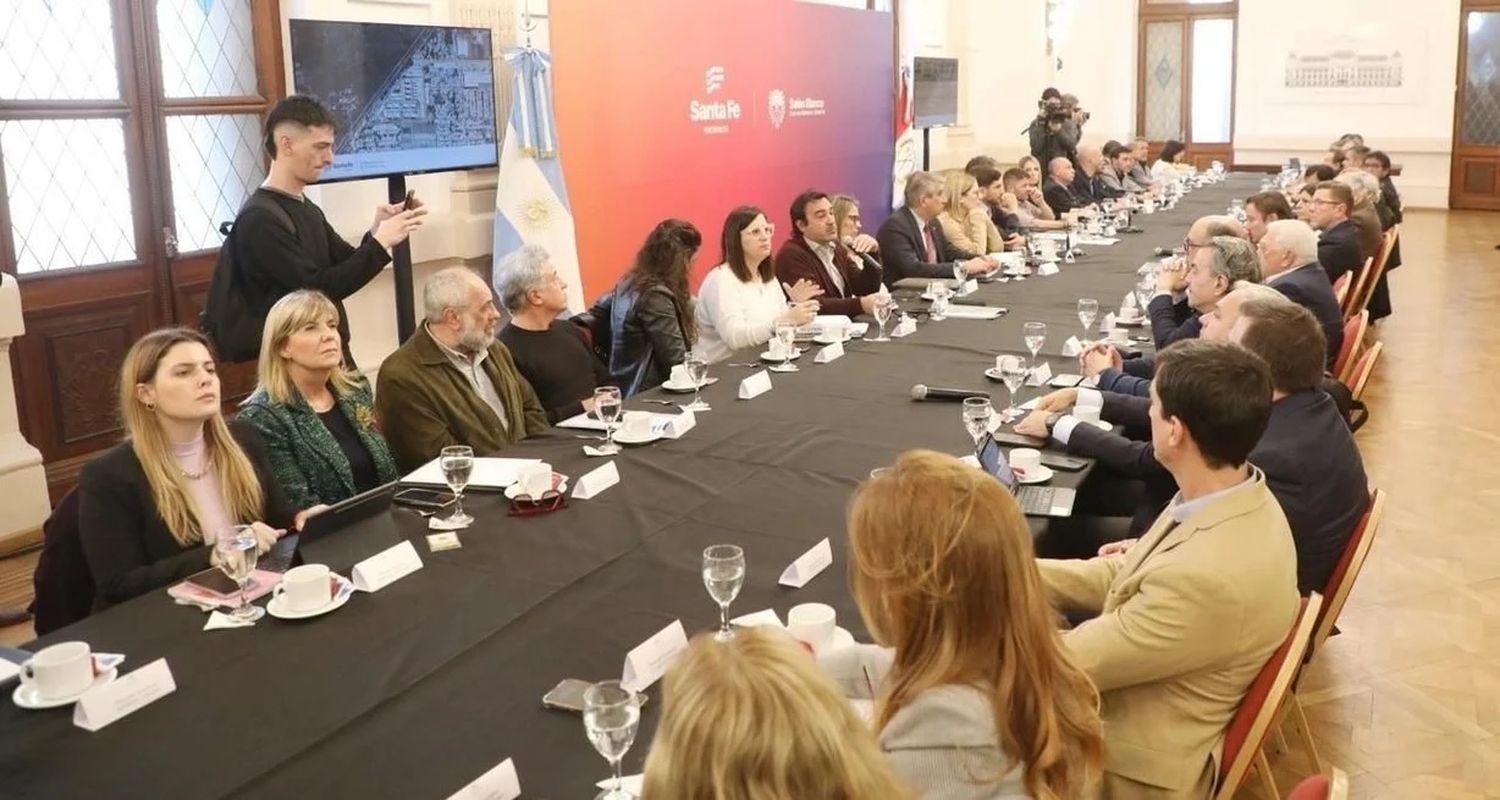 Larga mesa de trabajo en el Salón Blanco de la Casa de Gobierno con eje en la seguridad pública. Foto: Prensa Gobierno