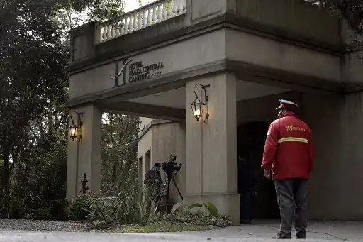 ¡ALLANARON EL HOTEL!  14 venezolanos y 5 iraníes con prohibición de salida de Argentina por el caso del avión retenido