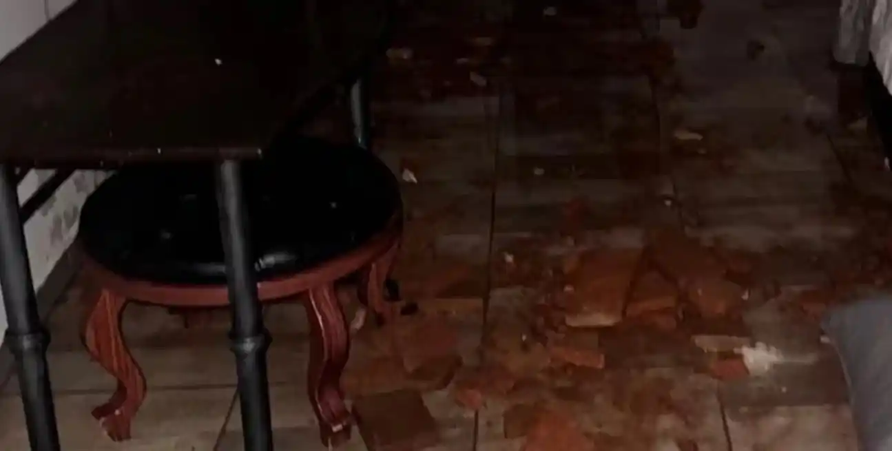 El desprendimiento ocurrió en una habitación donde se hospedaba un matrimonio.