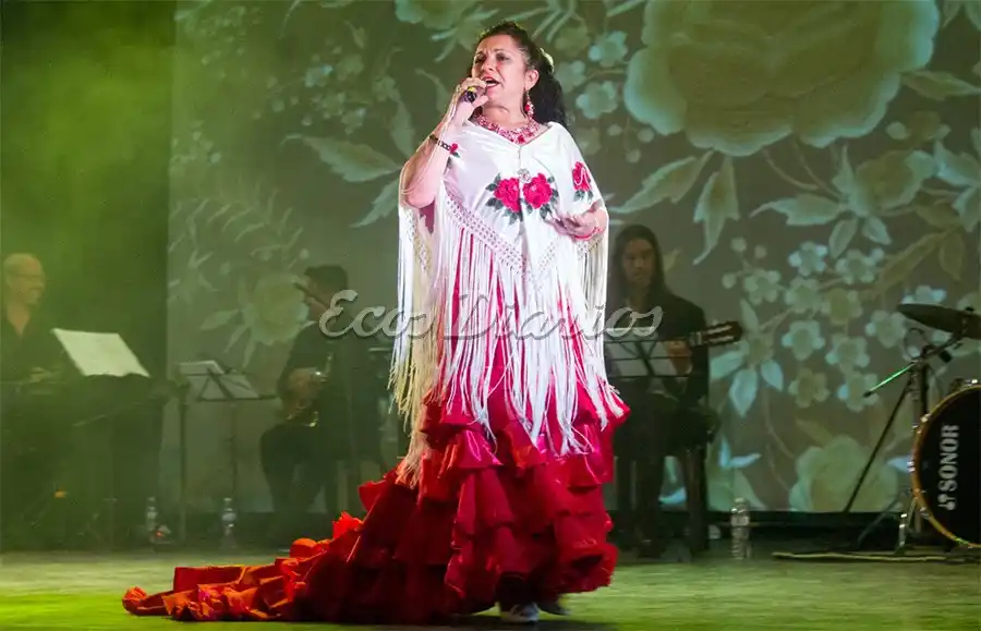 La cantante de copla española Mariela Deanes se lució en el Teatro París
