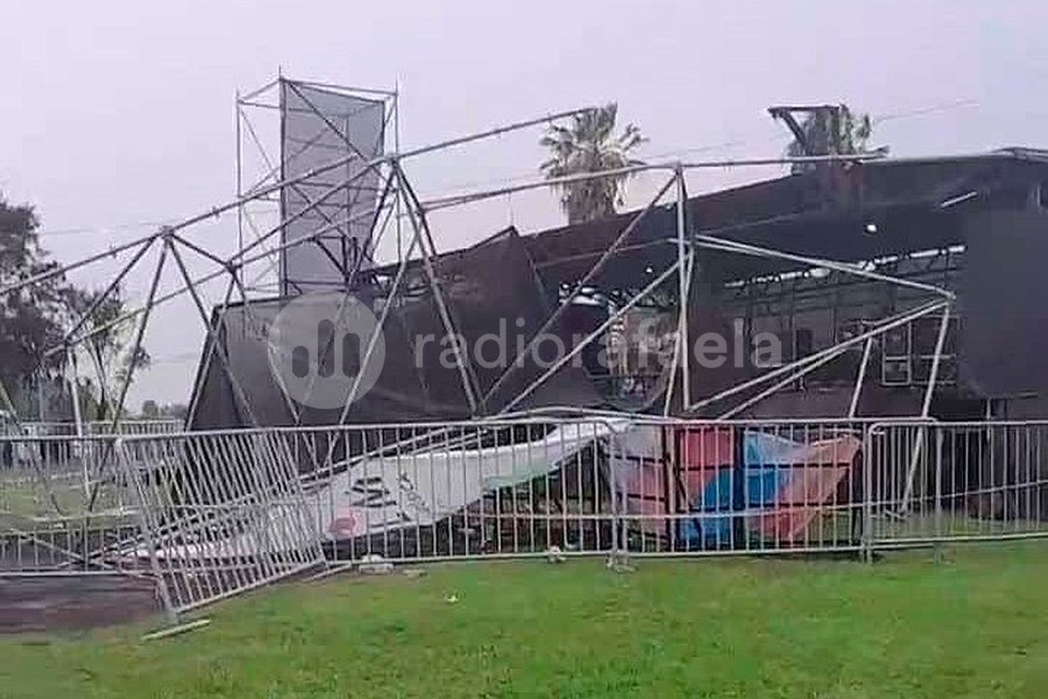 Tragedia en la Fiesta de la Música: cedió una parte del escenario por la tormenta y una mujer falleció