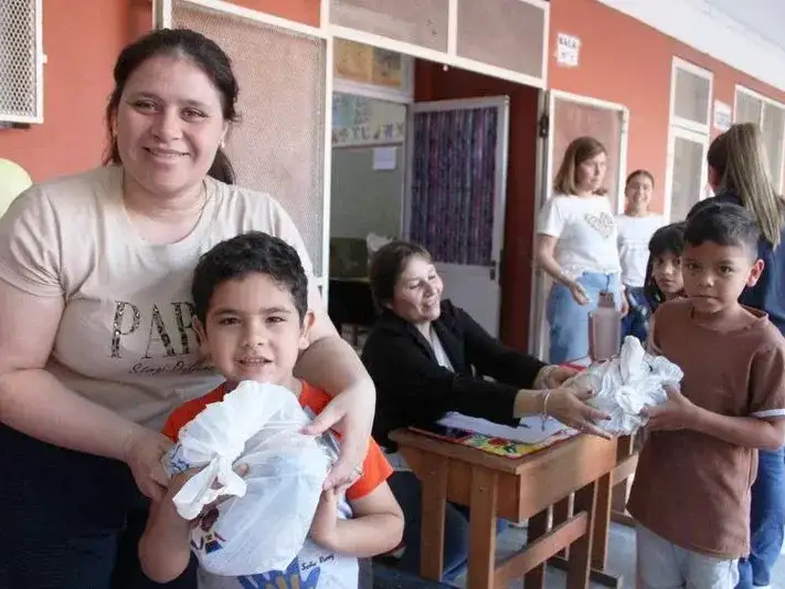 Entregaron juguetes en
escuelas de Las Lomitas