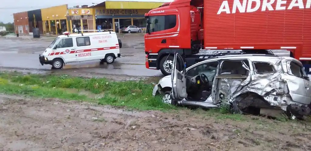 Un auto se despistó y chocó contra un camión estacionado
