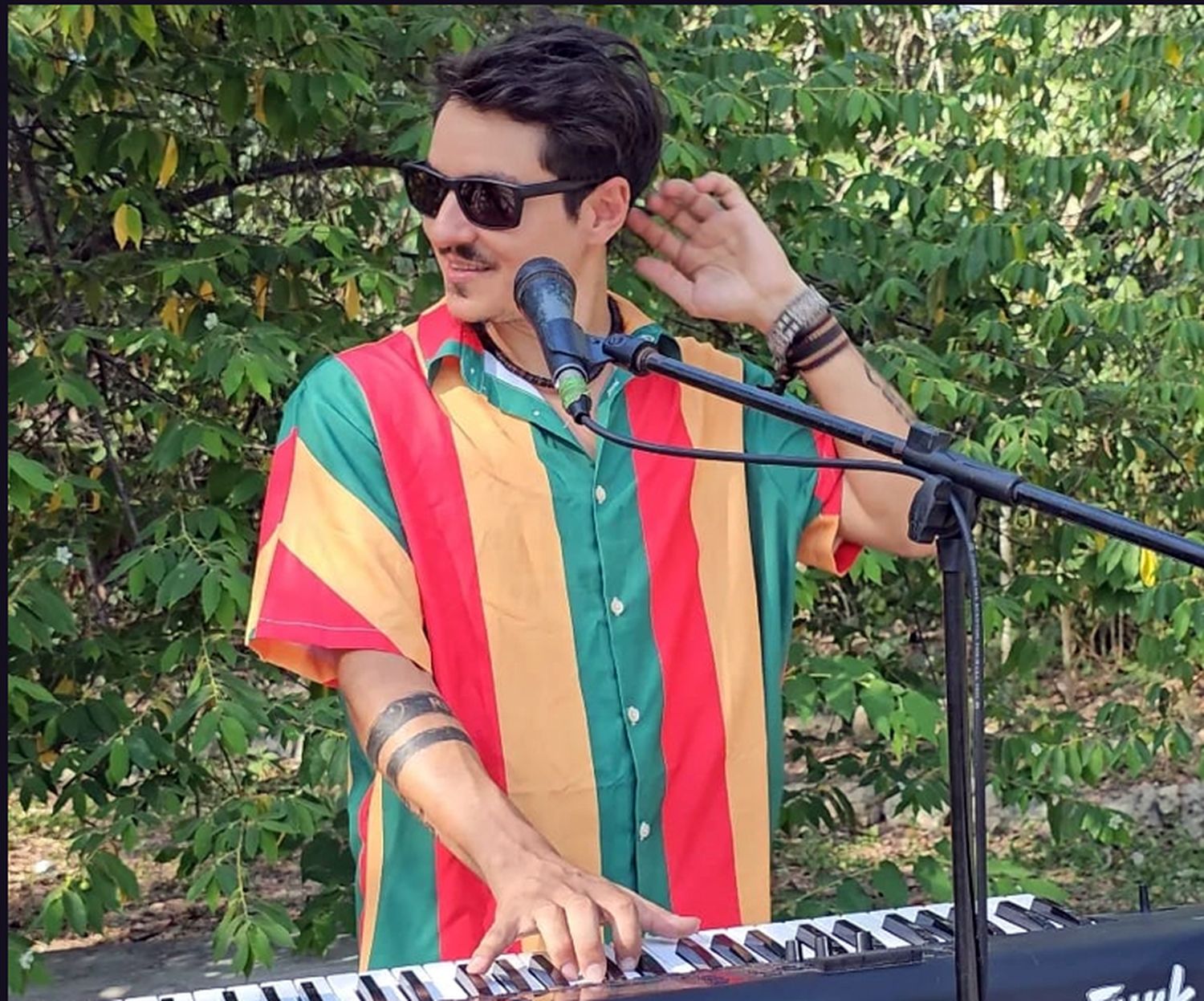 En pleno show. Luppo Gesualdi tocando el piano