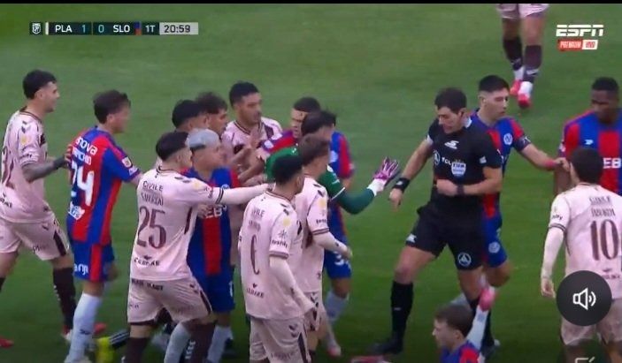 Platense se llevó un gran triunfo ante San Lorenzo pero el protagonista fue el árbitro: las polémicas expulsiones
