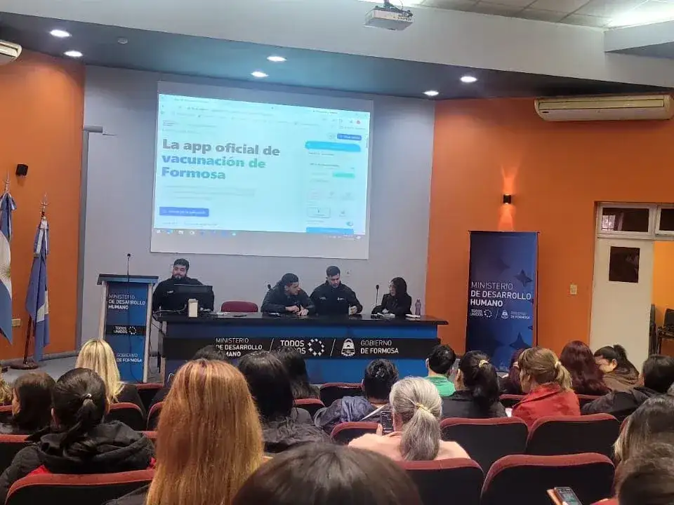 Autoridades del Ministerio de Desarrollo Humano presentan la nueva app oficial de vacunación de Formosa, herramienta digital diseñada para el registro de dosis en tiempo real y la gestión eficiente del sistema de salud provincial ante una audiencia.