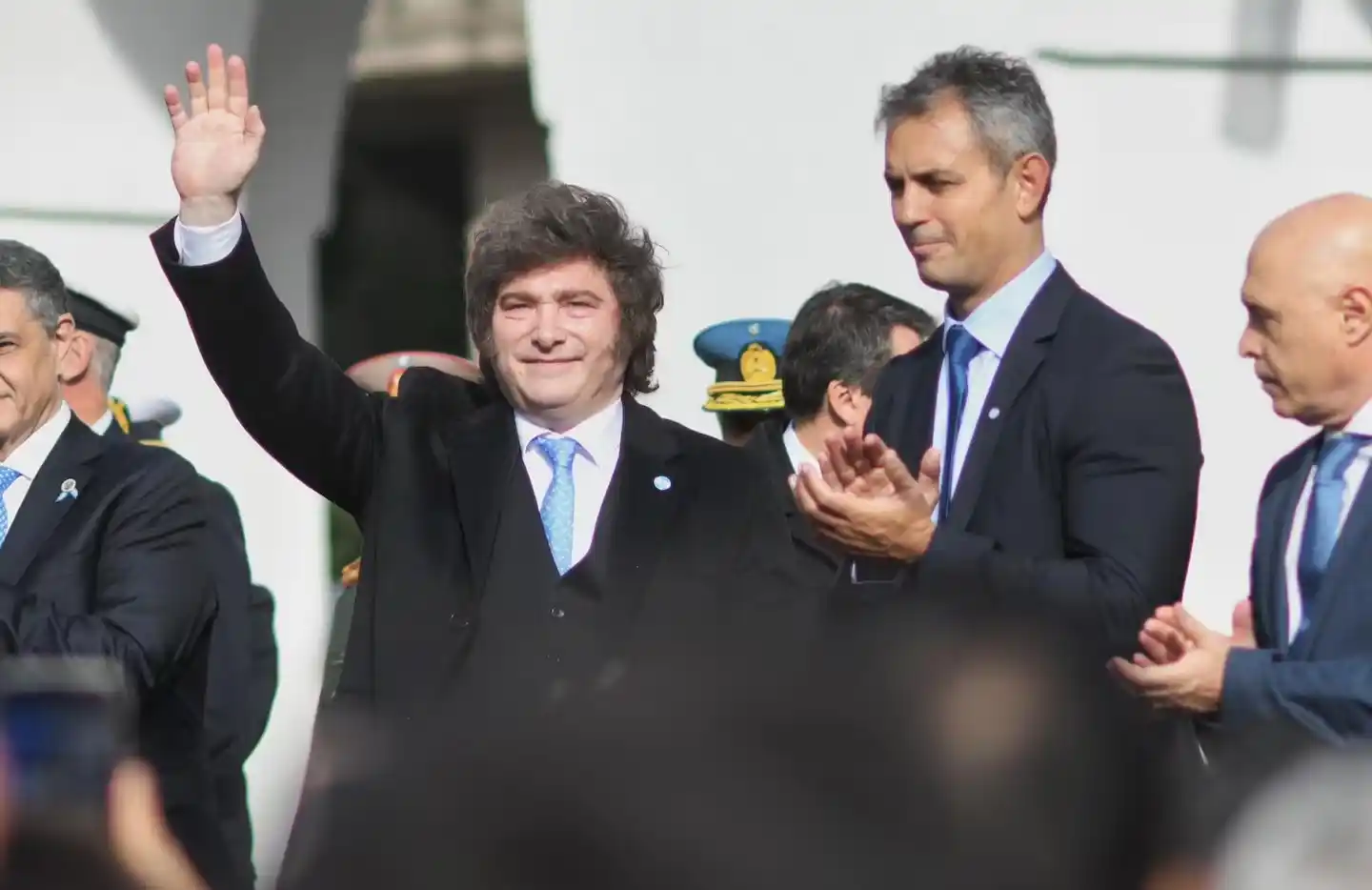 Javier Milei junto a Martín Menem en el escenario frente al Cabildo tras la ceremonia del Tedeum. (Foto: Presidencia)