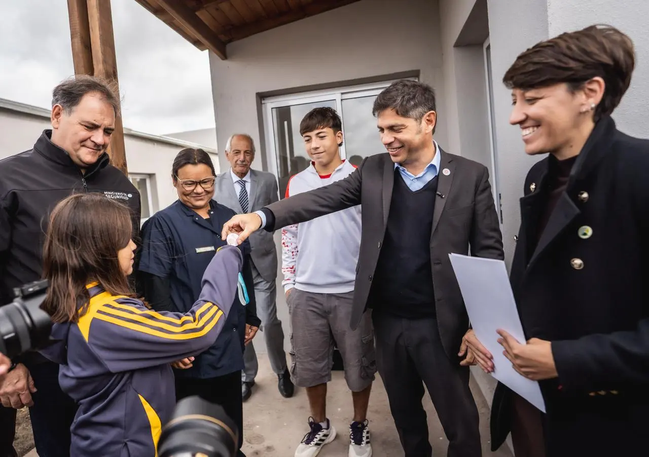 El gobernador junto a una de las familias que recibió una vivienda, la intendenta Lucía Gómez y el ministro Javier Alonso