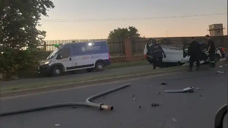 Fuerte choque con vuelco de una camioneta en zona oeste