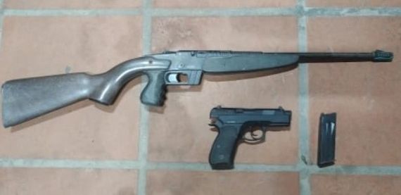 Allanamientos en La Movediza: secuestraron armas y réplicas luego de una denuncia por amenazas