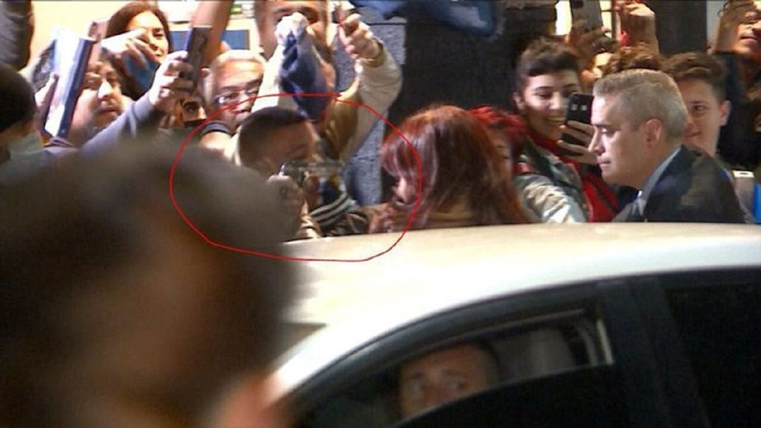 Hombre APUNTA CON UN ARMA A Cristina Fernández de Kirchner al llegar a su hogar