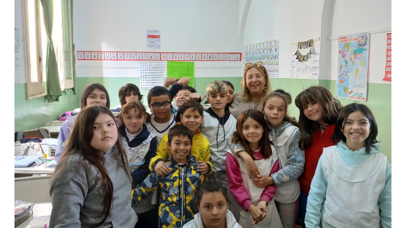 Micrófonos, curiosidad y afecto: Lilí Berardi visitó la escuela primaria N° 1 por el "Día del Periodista"