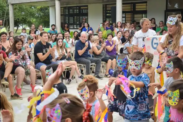 Cierre de la escuela de verano local con participación de familiares y el intendente municipal
