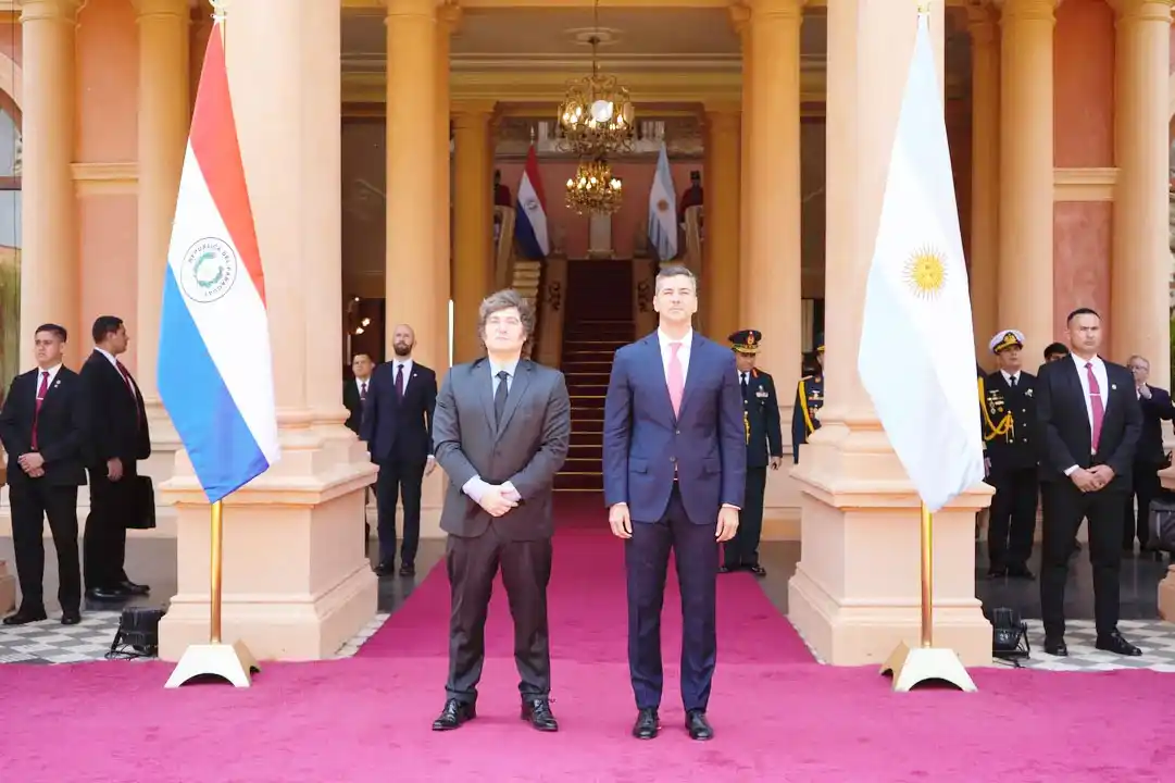 Javier Milei mantuvo un encuentro bilateral con Santiago Peña en Paraguay
