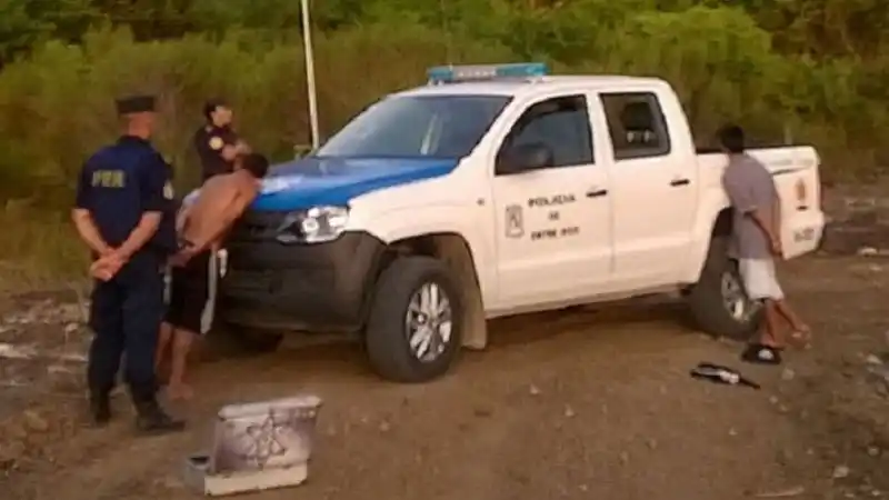 Comieron, durmieron, se metieron a la pileta y le desvalijaron la casa