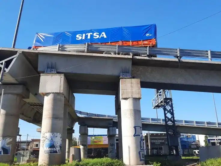 El camión con acoplado atascado en el puente