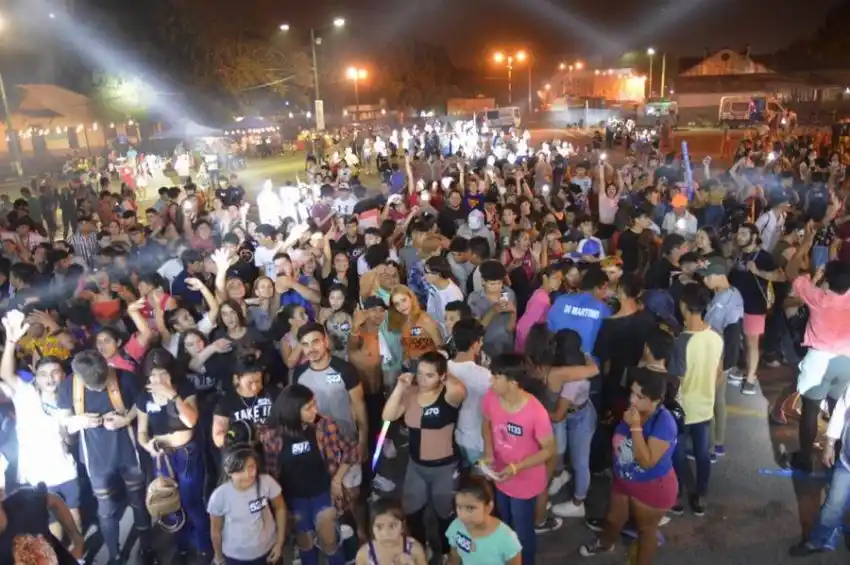 Multitudinaria fiesta de los estudiantes en el playón municipal