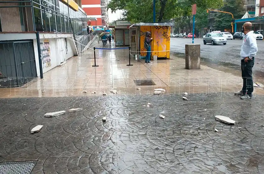 Un nuevo desprendimiento de mampostería en Mar del Plata: hay un hombre herido