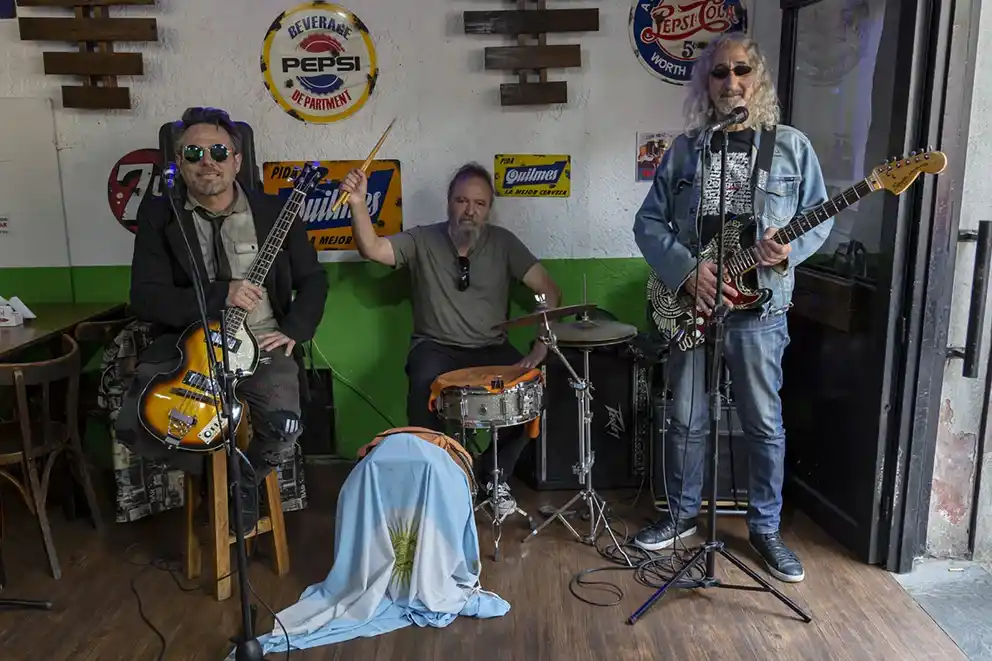 Ultimátum, los creadores del hit “Eduardo, vení a buscar a Juan Cruz”: vivir a la gorra y el primer tema de su autoría