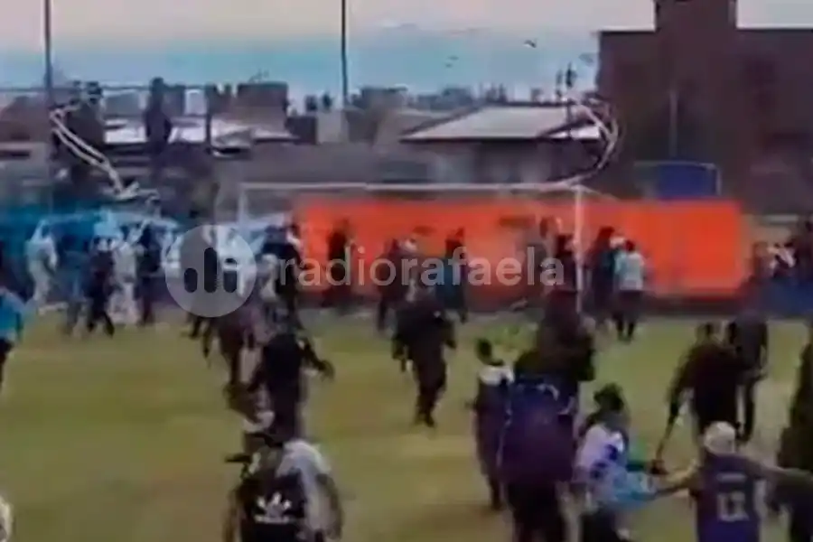 Imágenes sensibles: guerra campal y graves incidentes en un encuentro de la Liga Venadense de Fútbol